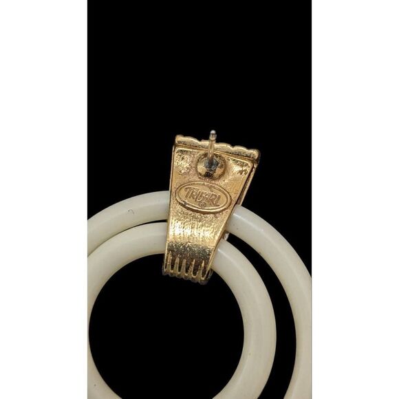 Crown Trifari Double Hoop Lucite Gold Tone Earrings Vintage - Picture 3 of 3